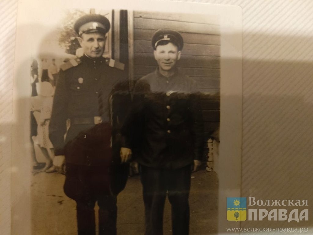 Григорий Сергеевич Чекин (справа) с начальником станции Алексиково📷    «Мой герой»: Ирина Романюк из Волжского рассказала про скромный подвиг сталинградского железнодорожника
