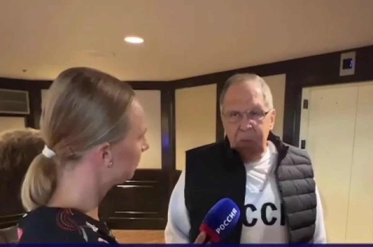    Путин в шутку назвал Лаврова империалистом из-за свитера с надписью «СССР»