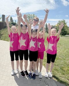 Руководитель объединения «Дет ский джампинг» Г.Н. Менчикова со своими подопечными. Администратор  📷
