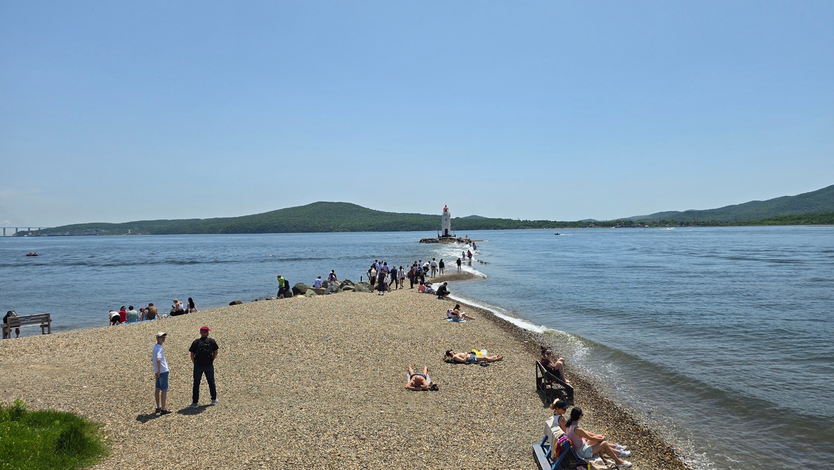 К маяку босиком пройти сложно, желательно надеть подходящую для воды обувь.
