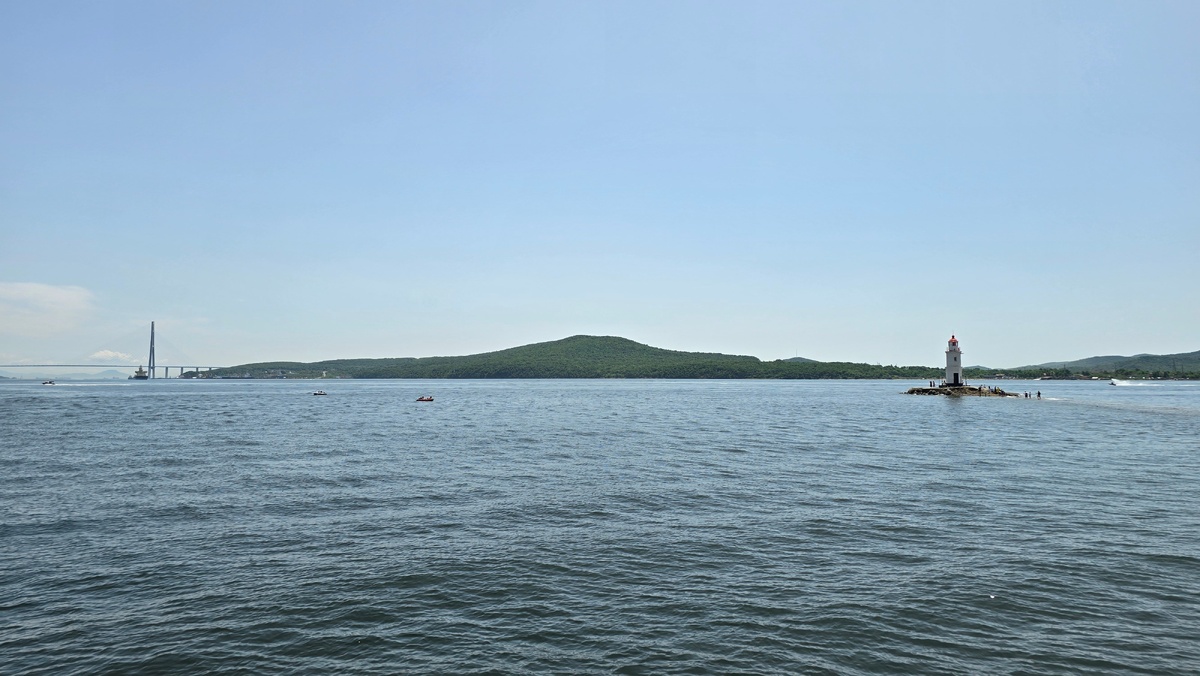 От мыса открывается вид на северную оконечность острова Русский