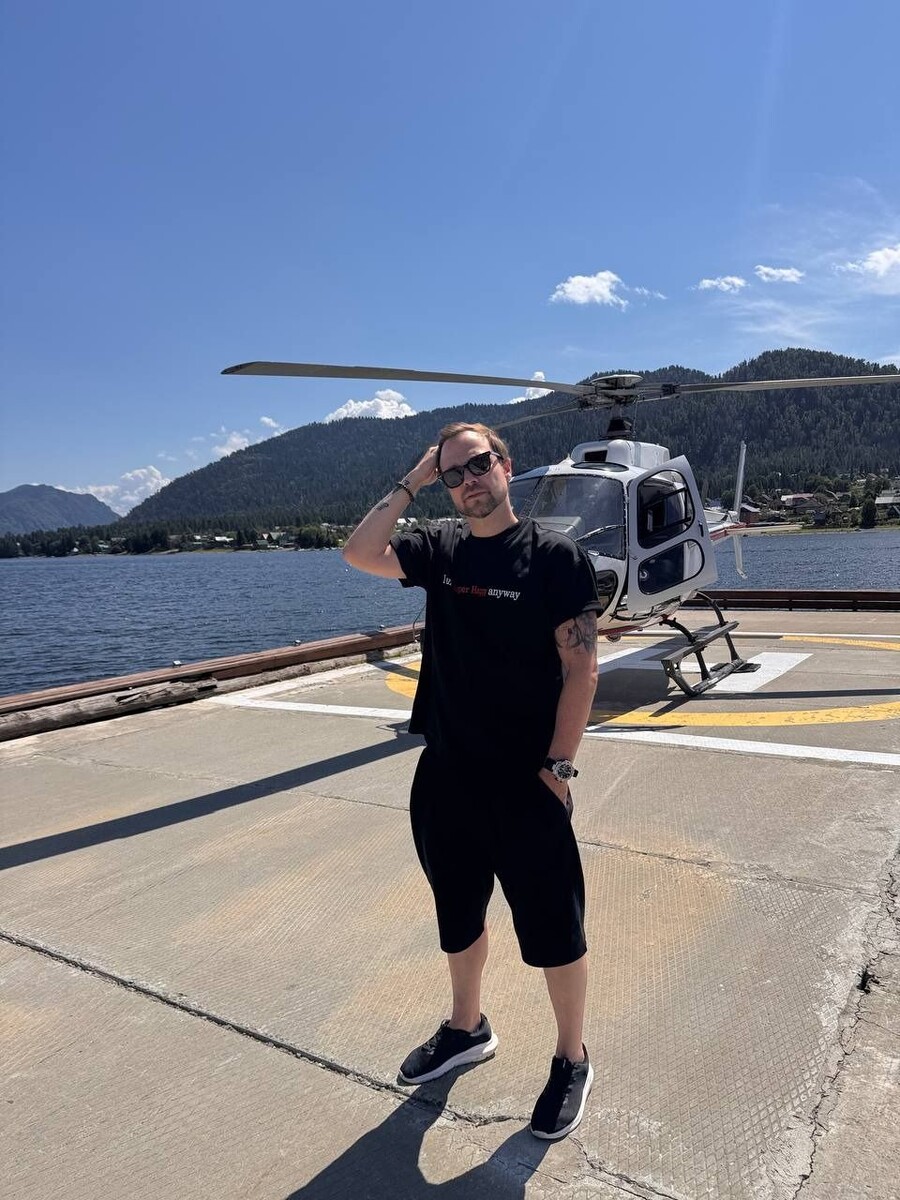    Алексей Чадов отдыхает с близкими в Республике Алтай. Источник: t.me/AlexChadoff