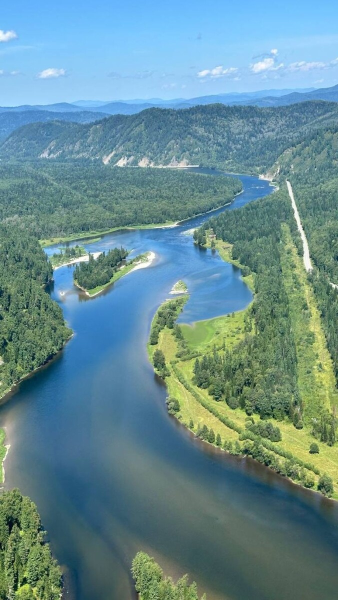    Алексей Чадов отдыхает с близкими в Республике Алтай. Источник: t.me/AlexChadoff
