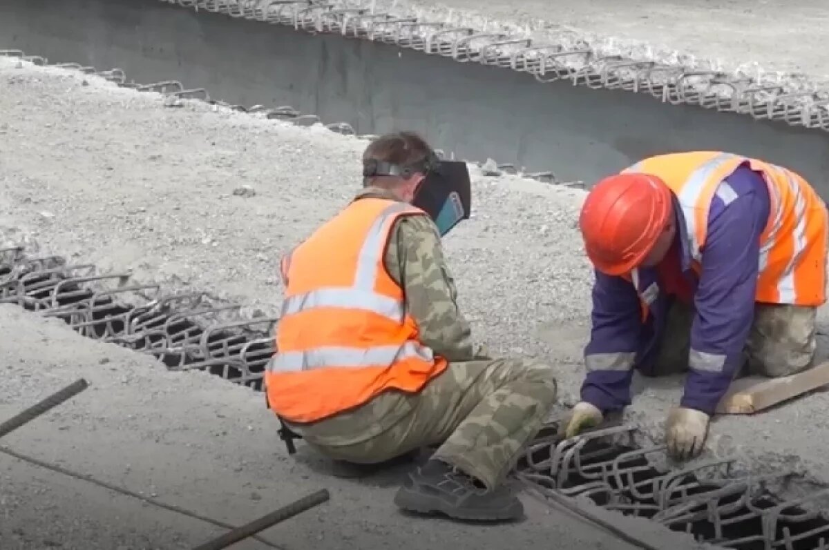    На левой стороне «минаевского» моста начали монтировать 60-тонные балки