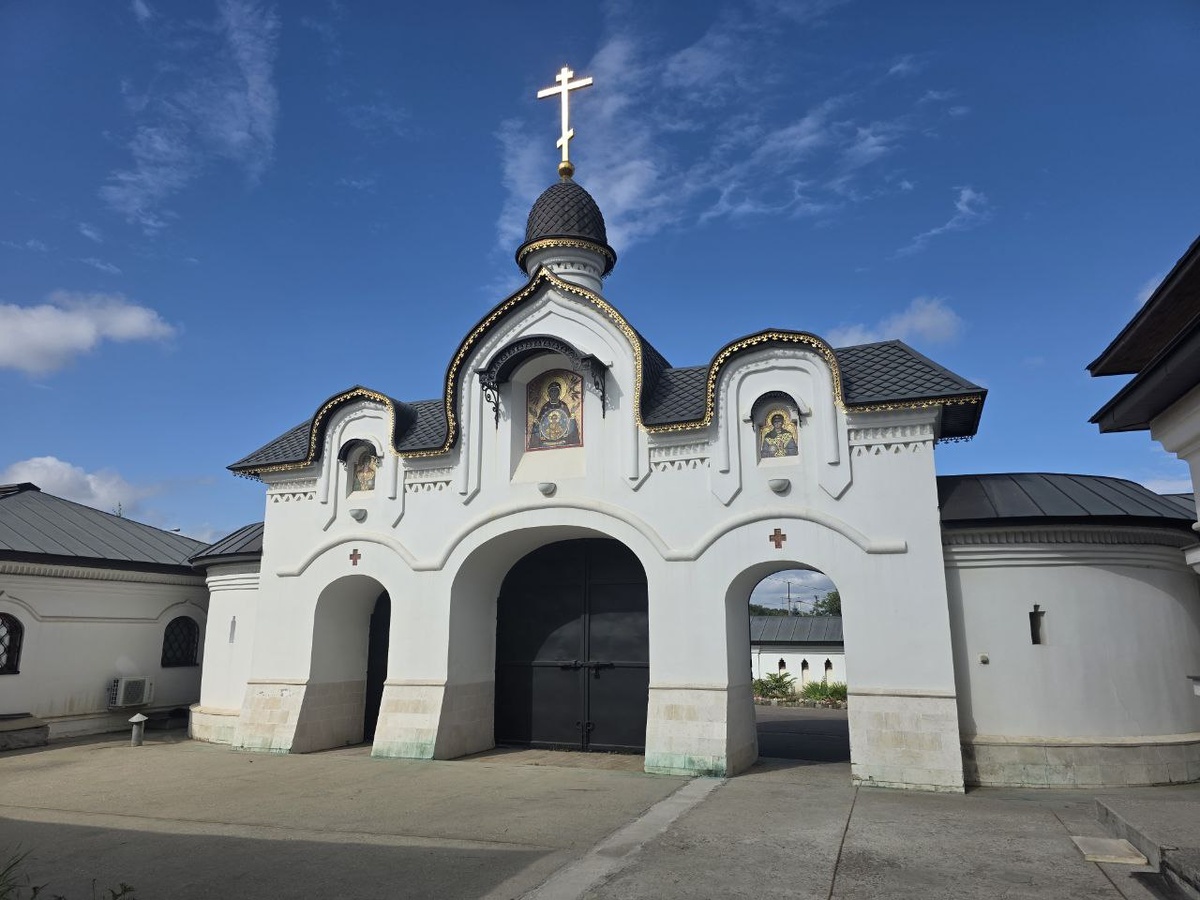 Вход на территорию, вид изнутри