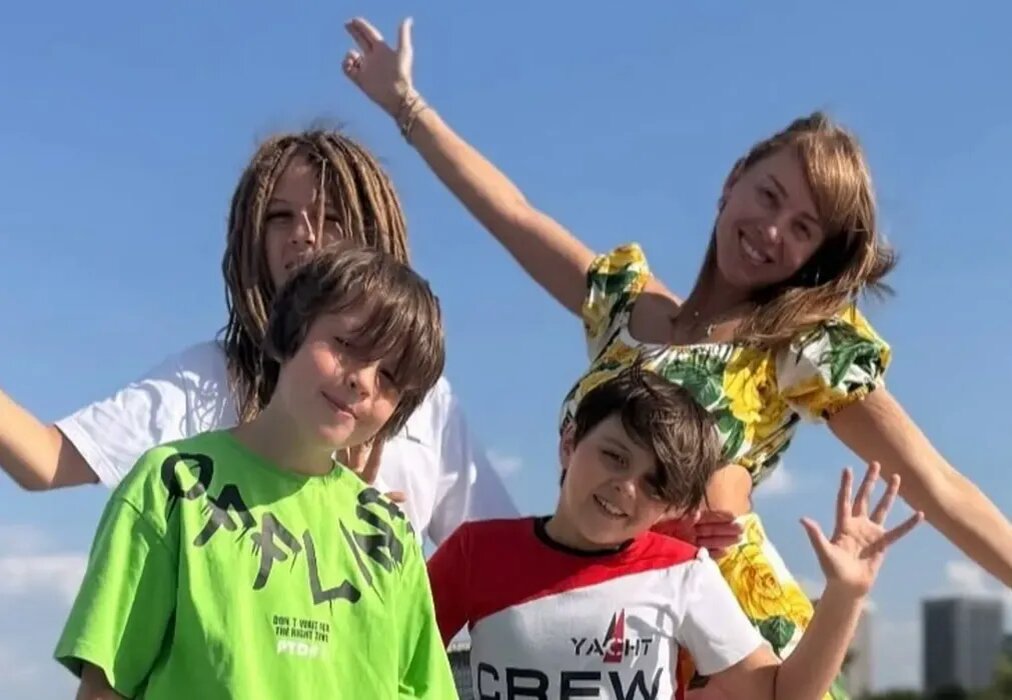    Полина Диброва с сыновьями. Фото: ТВЦ