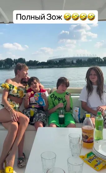    Полина Диброва с сыновьями. Фото: соцсети