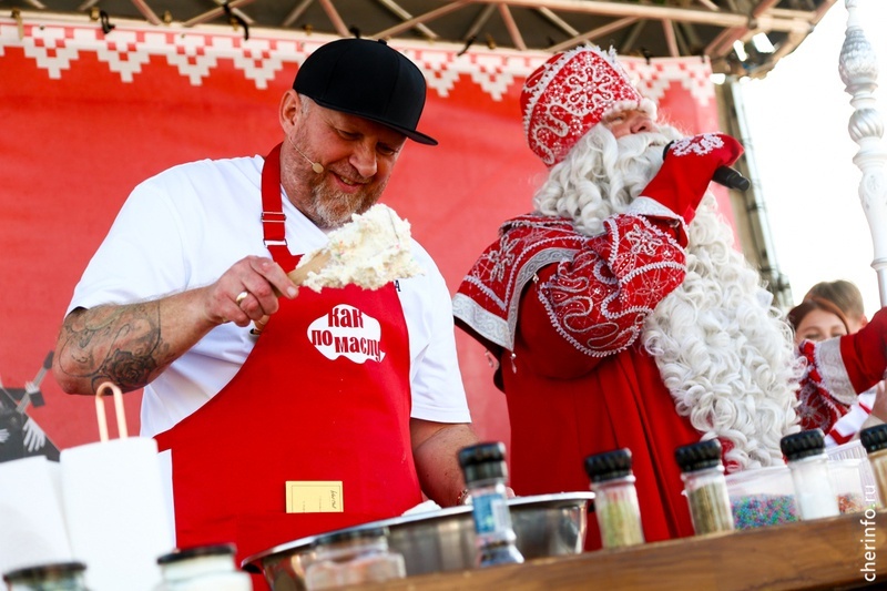 Константин Ивлев и Дед Мороз на гастрофестивале в Семёнково/ cherinfo.ru