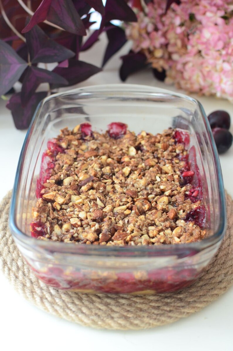 Сочная сливовая начинка, нежные кусочки марципана и хрустящий миндаль