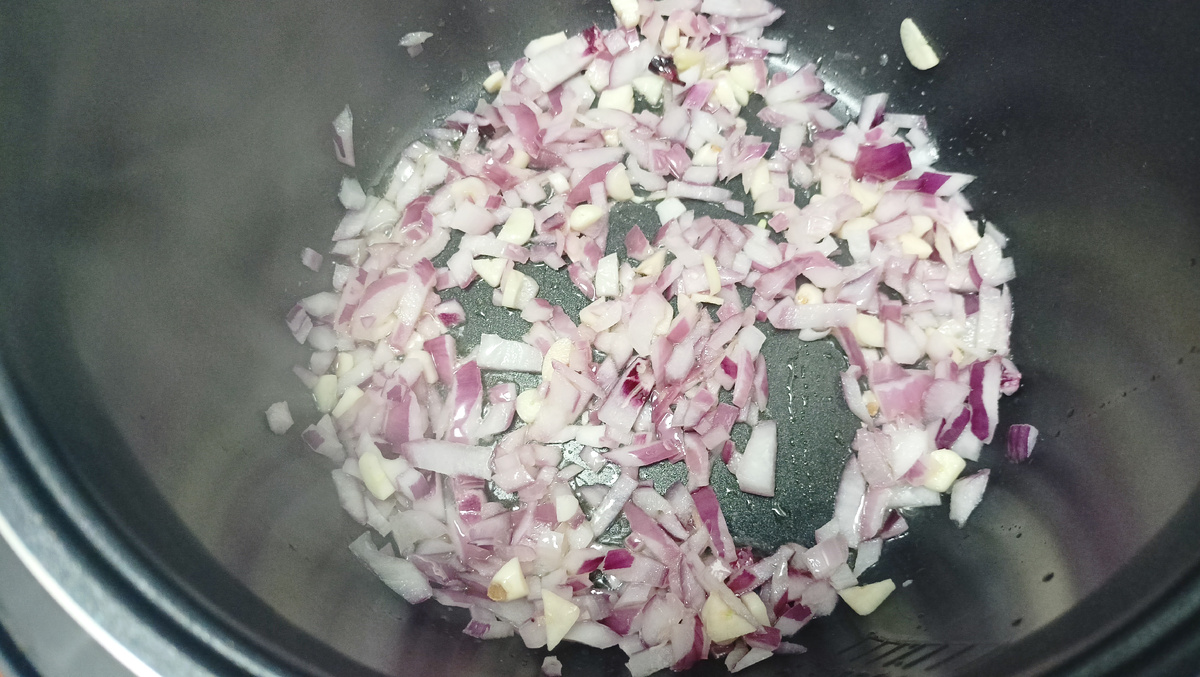 Жарим лук и чеснок