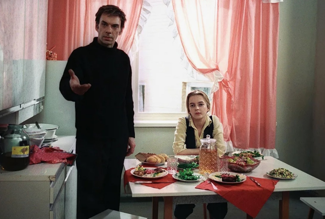 Скриншот фильма "Москва слезам не верит". Хорошо, когда взрослых детей понимают. 