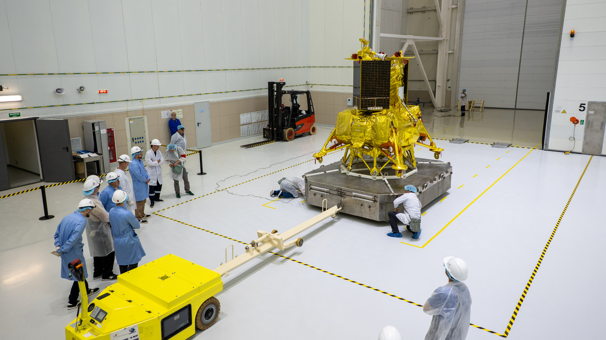 Заправка автоматической станции «Луна-25» на космодроме Восточный. Фотография Космического центра «Восточный» (ЦЭНКИ)