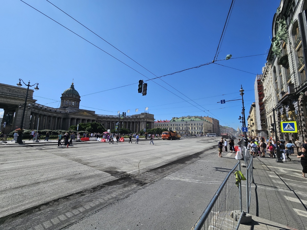Санкт-Петербург. Невский проспект. 13 августа 2025 года.