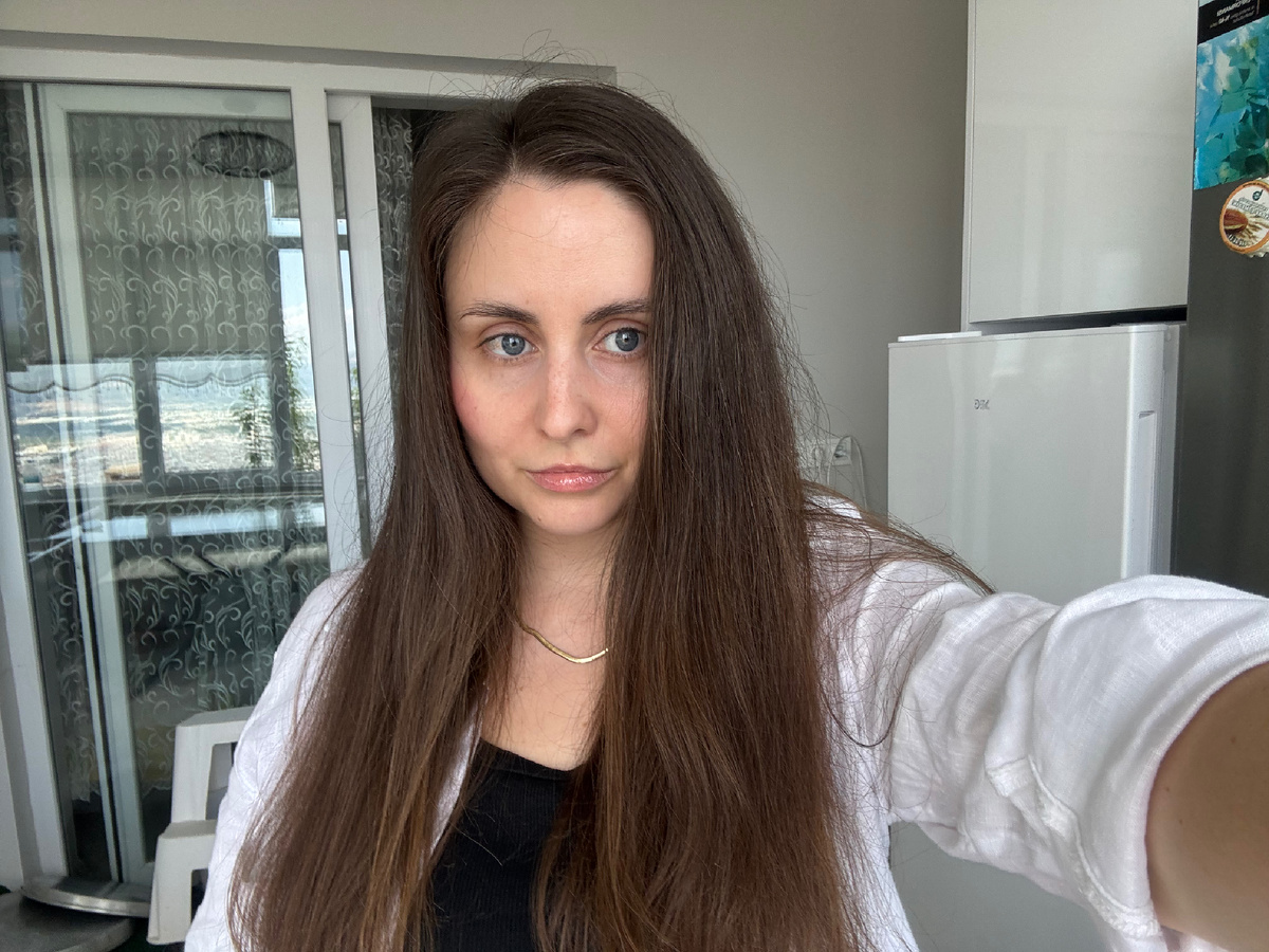 Свежа, как майская роза. Так и не скажешь, что два дня помидоры резала😆