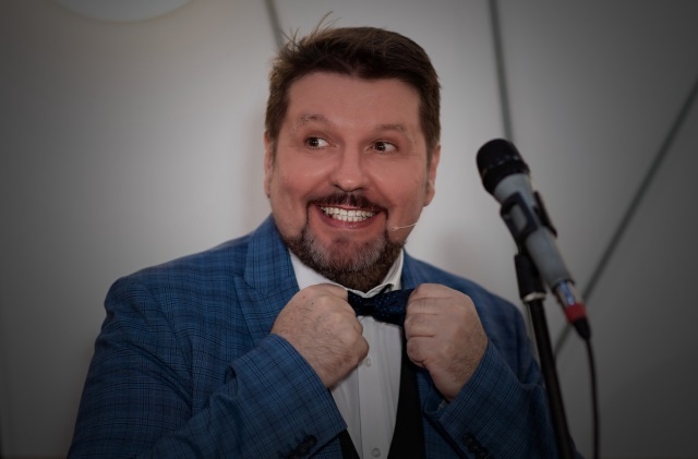 Ведущий Виталий Калашник