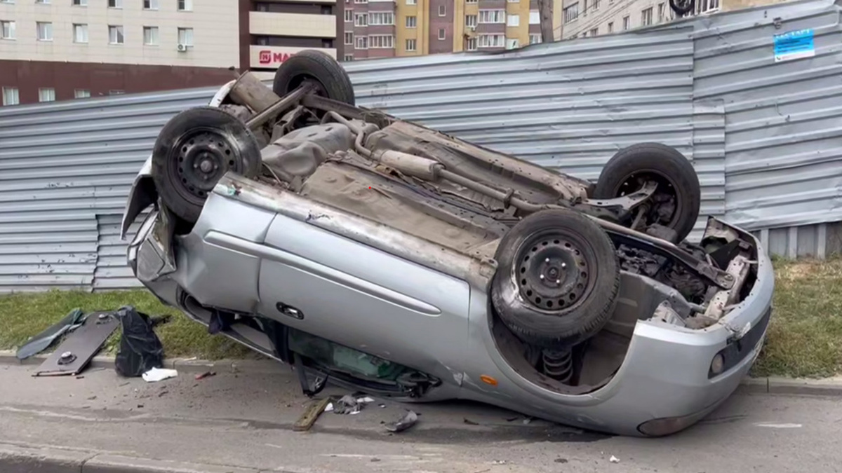    В центре Курска столкнулись две машины — одна опрокинулась