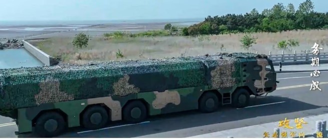 «Сверхзвуковая смерть» - Китай опубликовал редкие кадры своей крылатой ракеты-убийцы авианосцев DF-100 с дальностью полёта 4000 км. Фото: CCTV