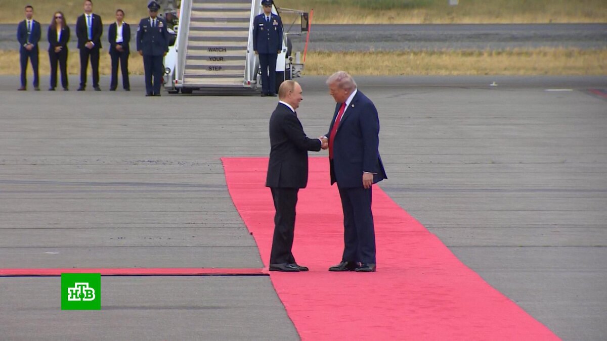    СМИ анализируют язык жестов Путина и Трампа на Аляске