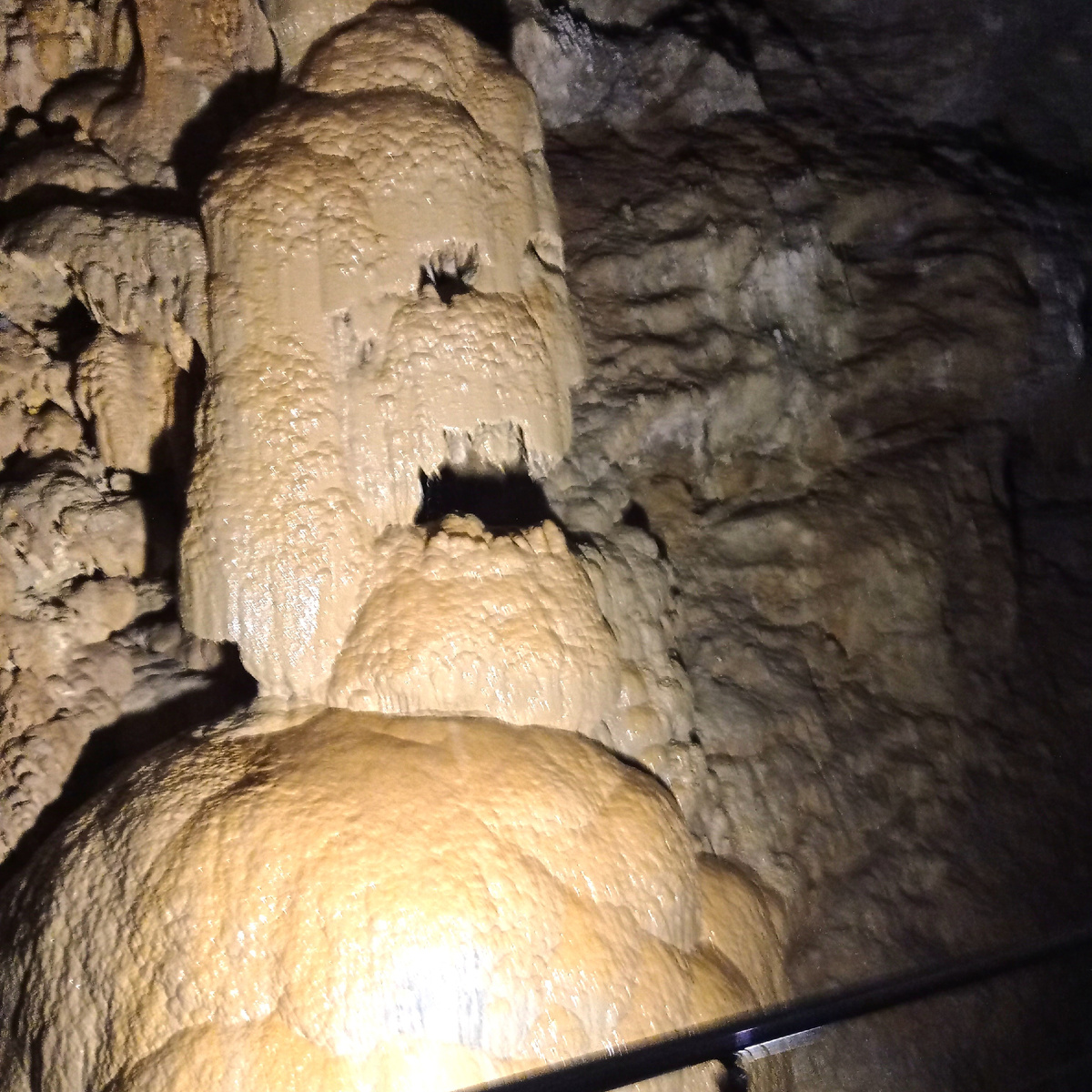 Фигура, созданная природой, в Новоафонской пещере