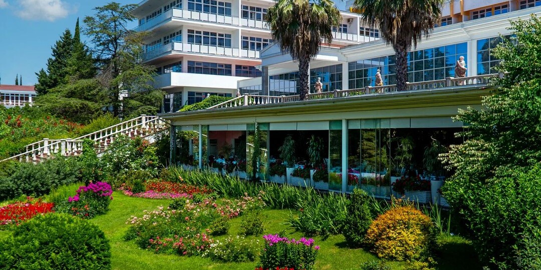 Сочи. Популярные санатории, куда ещё есть путевки на осень 2025