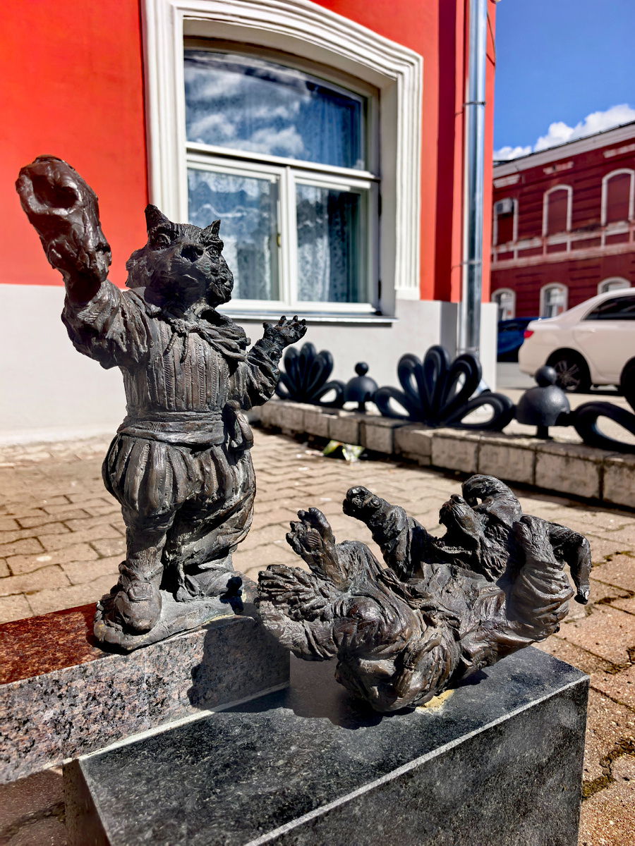 Волчки-актёры у здания драмтеатра