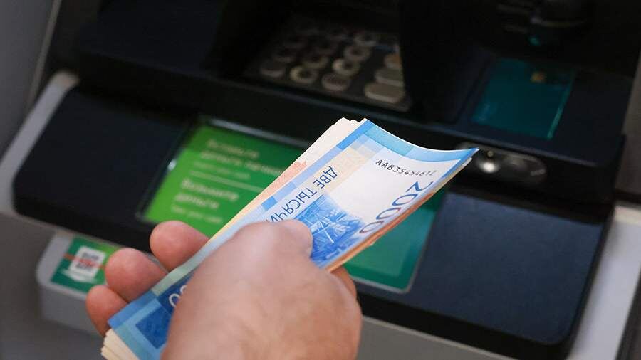 Когда нужно срочно снимать деньги со вкладов, объяснил эксперт