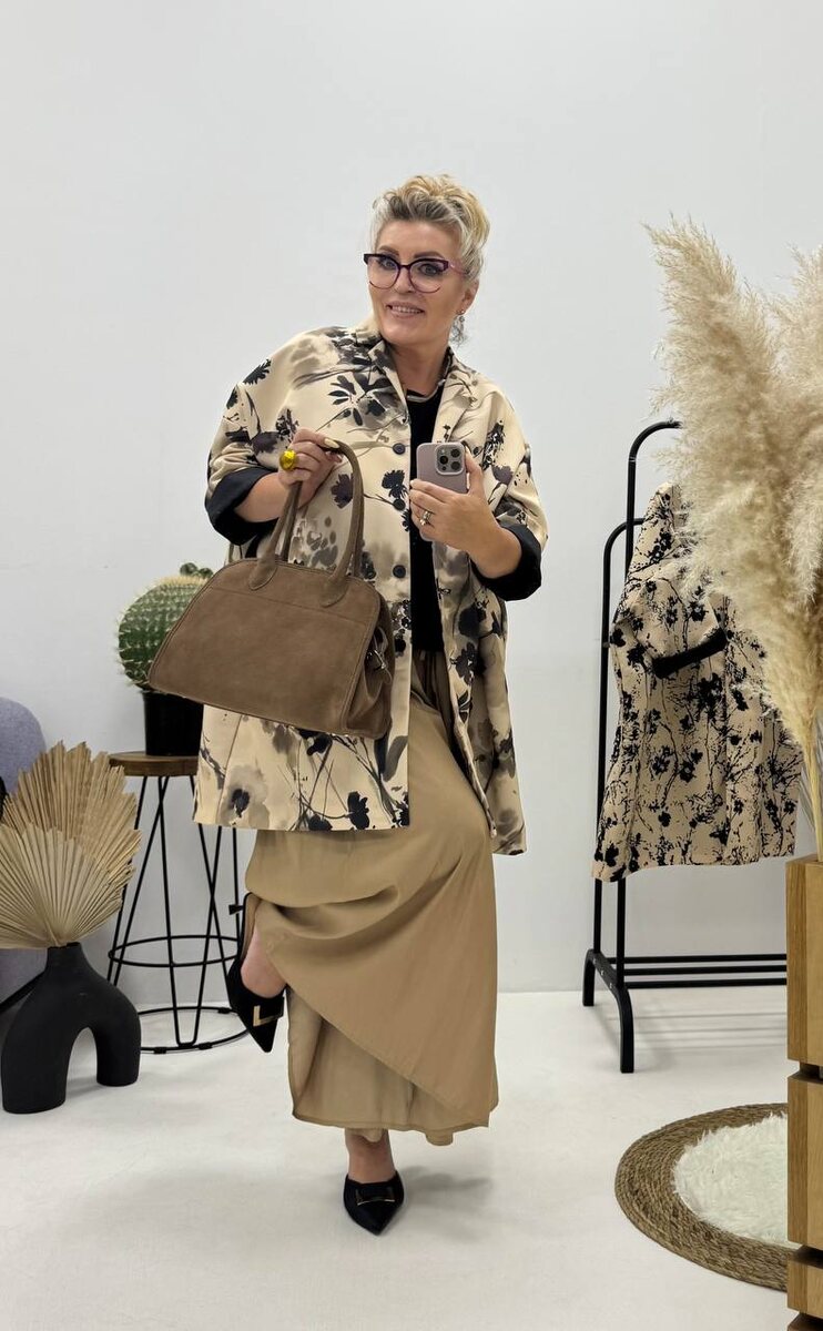 В мире современного бизнеса успех измеряется не только профессиональными достижениями, но и умением презентовать себя. Сегодня разбираем образ, который станет идеальным решением для уверенной бизнес-вуман plus-size — стильный, элегантный и абсолютно подходящий для любого делового мероприятия.