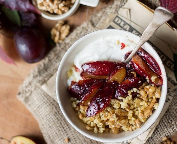Овсяная каша с томлёной сливой и орешками