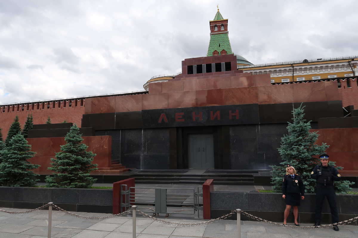 Хотел попасть в Мавзолей, когда был в Москве в 22 году, но увы - лишь симпатичная барышня в форме и строгий мужчина в погонах встречали гостей столицы