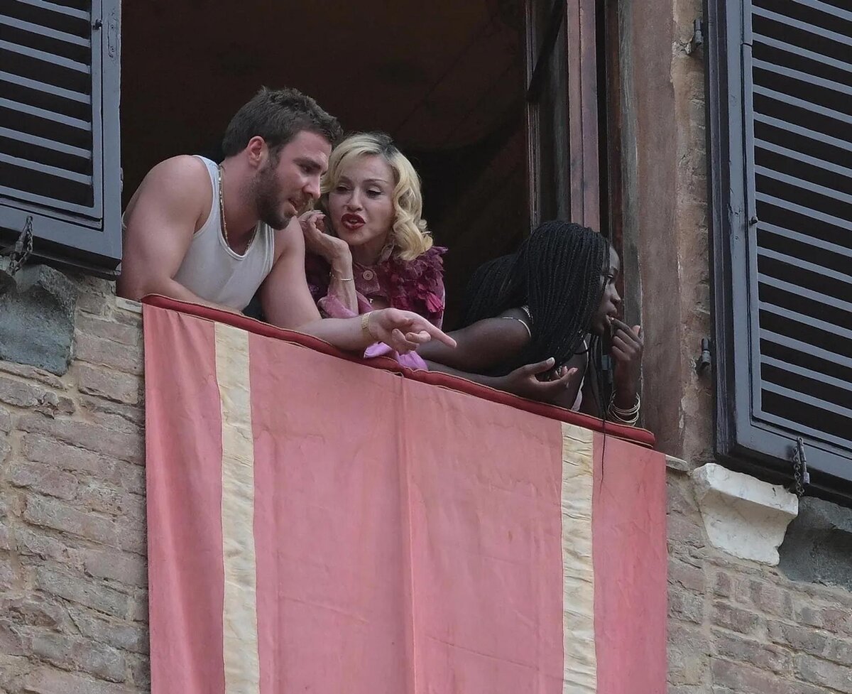    Мадонна с детьми. Фото: Legion media