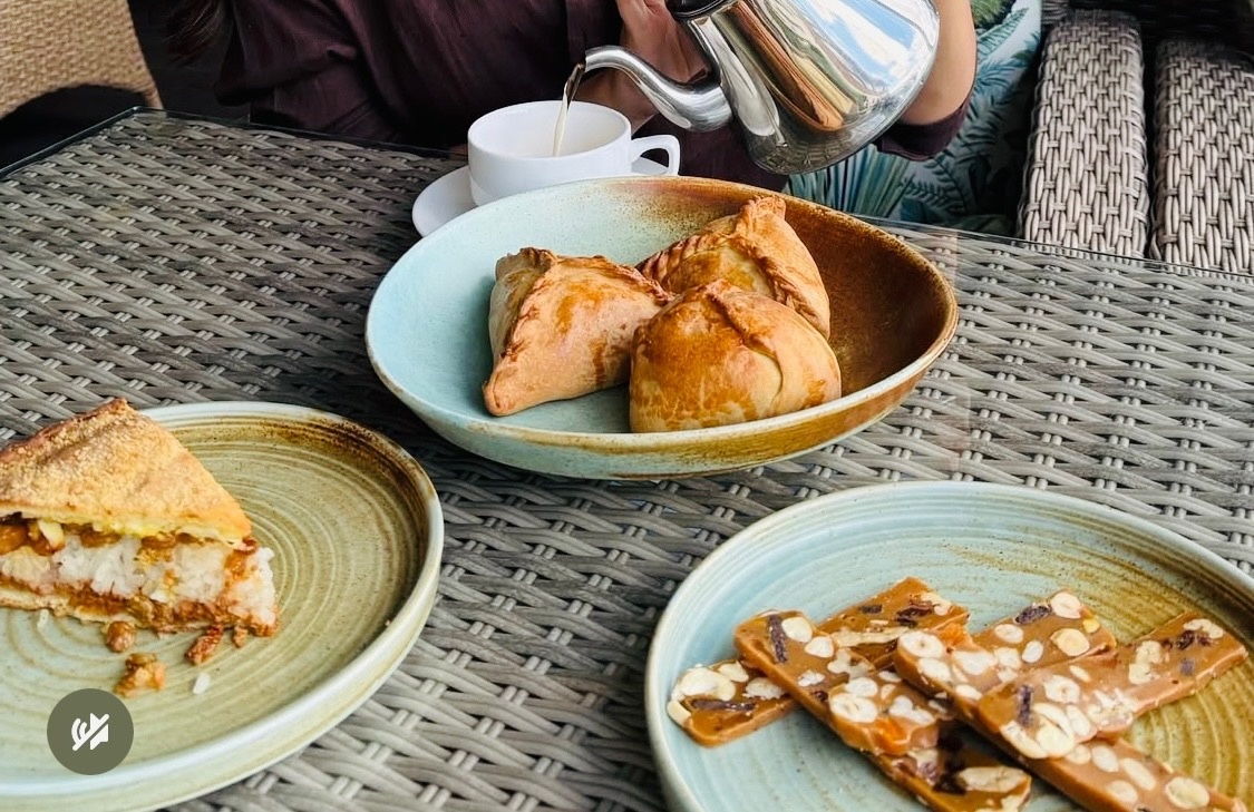 на фото национальные блюда, которыми угощали Гоар: эчпочмак, губадия и шербет