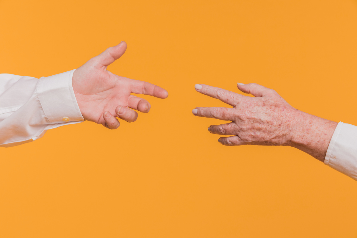 Фото: Freepik/@freepik                                                                                                                                        «10 см между руками — и года молчания. Почему язык поддержки забыли поколения СССР? И как ему учат в школах и офисах в 2025-м.»