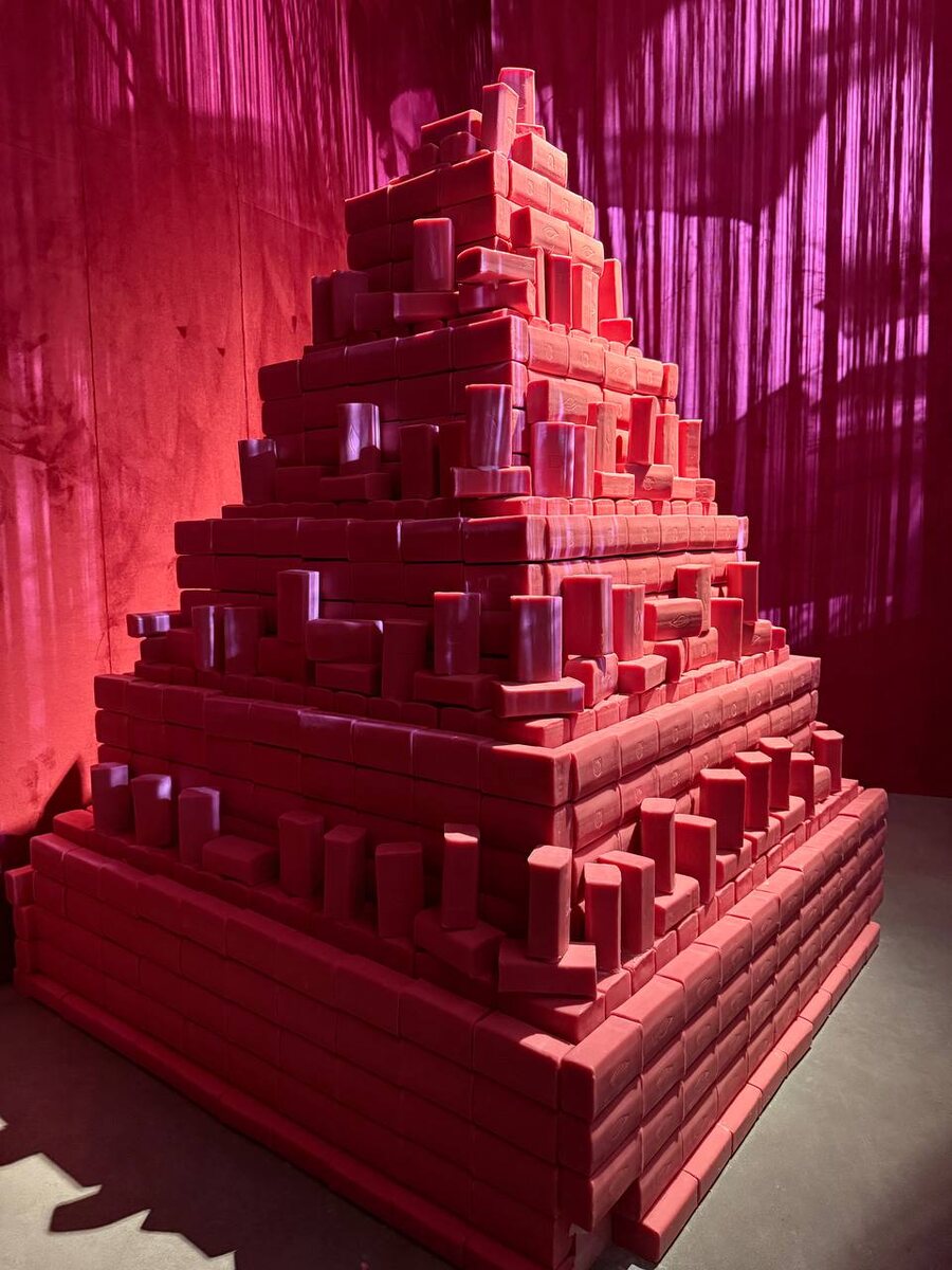 Ольфакторная инсталляция из тысячи кусков "Земляничного" мыла