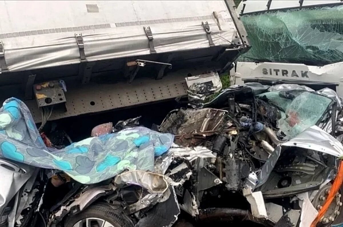    Четвертого погибшего извлекли из иномарки после ДТП на уральской трассе