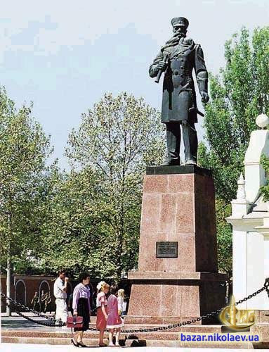 Памятник адмиралу С.О.Макарову на одноименном бульваре.