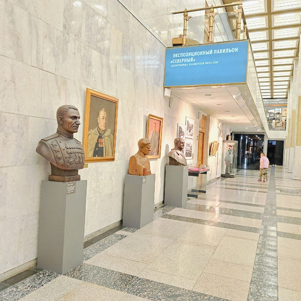 На пути к выставке небольшое "предисловие" с бюстами и картинами участников боев с японцами в 1945 году.