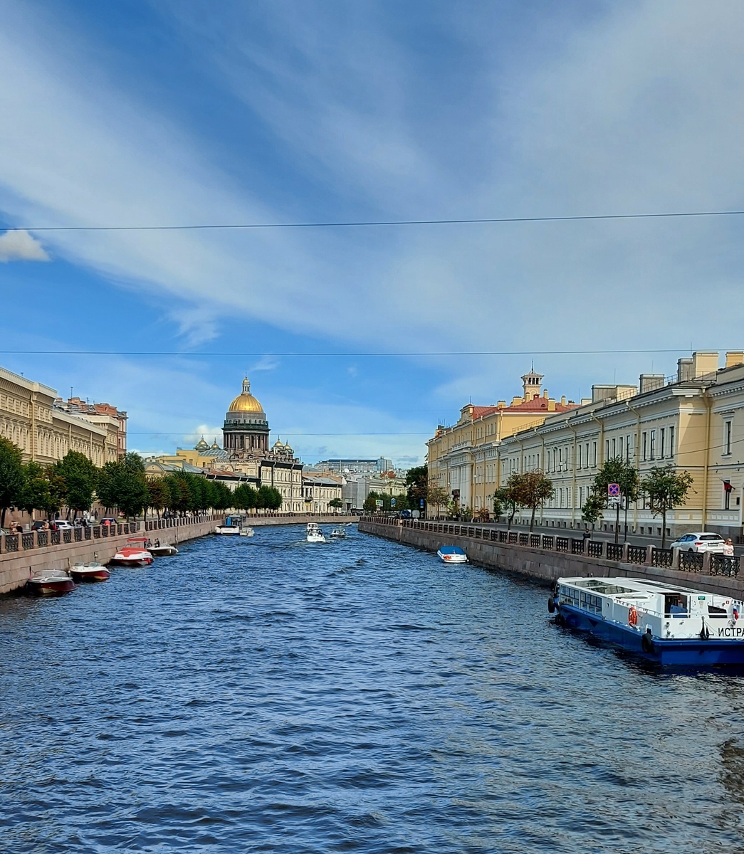 Вид с Поцелуева моста на Мойку и Исаакиевский собор. Фото автора канала