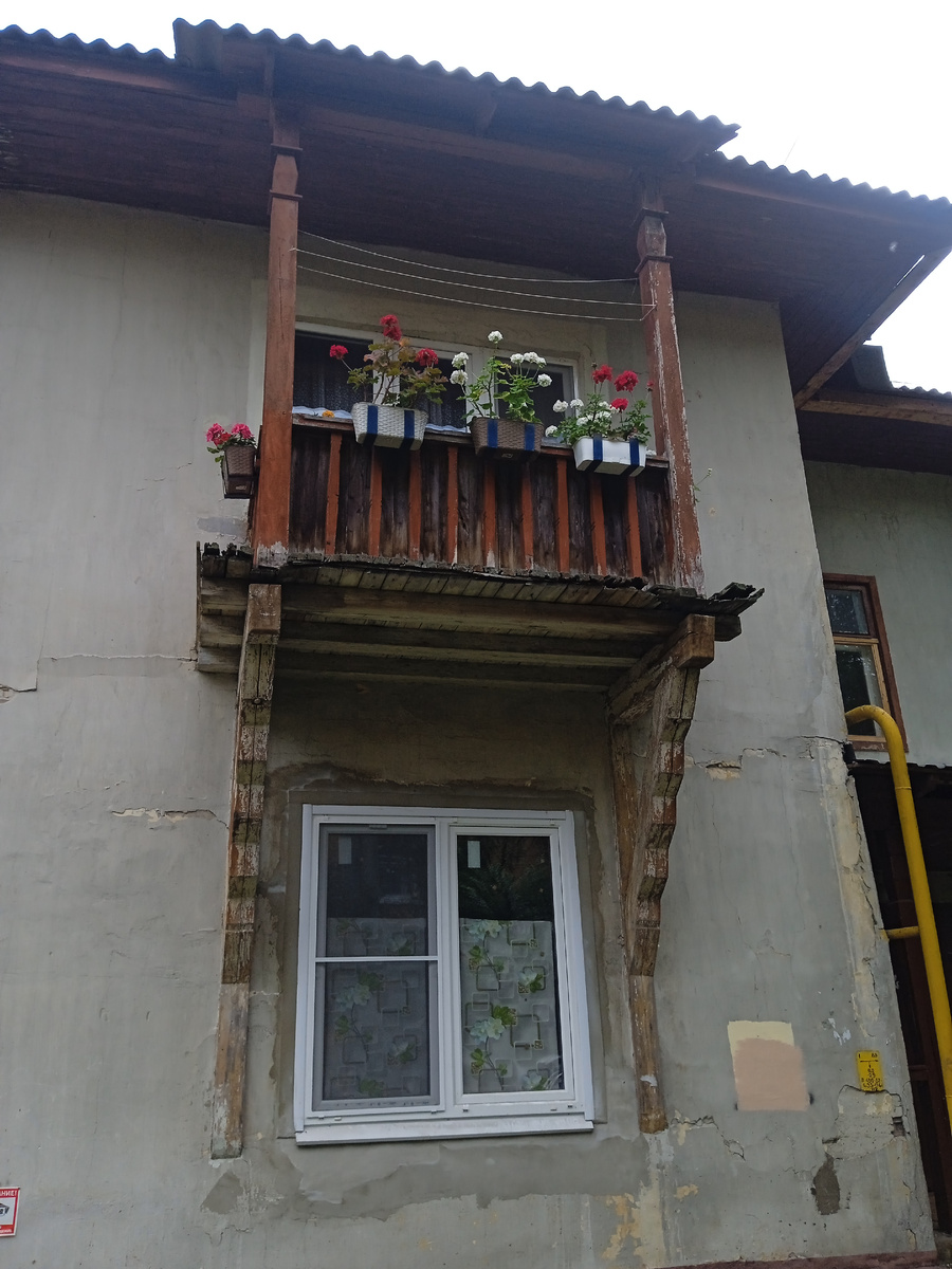 Не Москва. Старый домик. Милый балкончик с цветочками. 