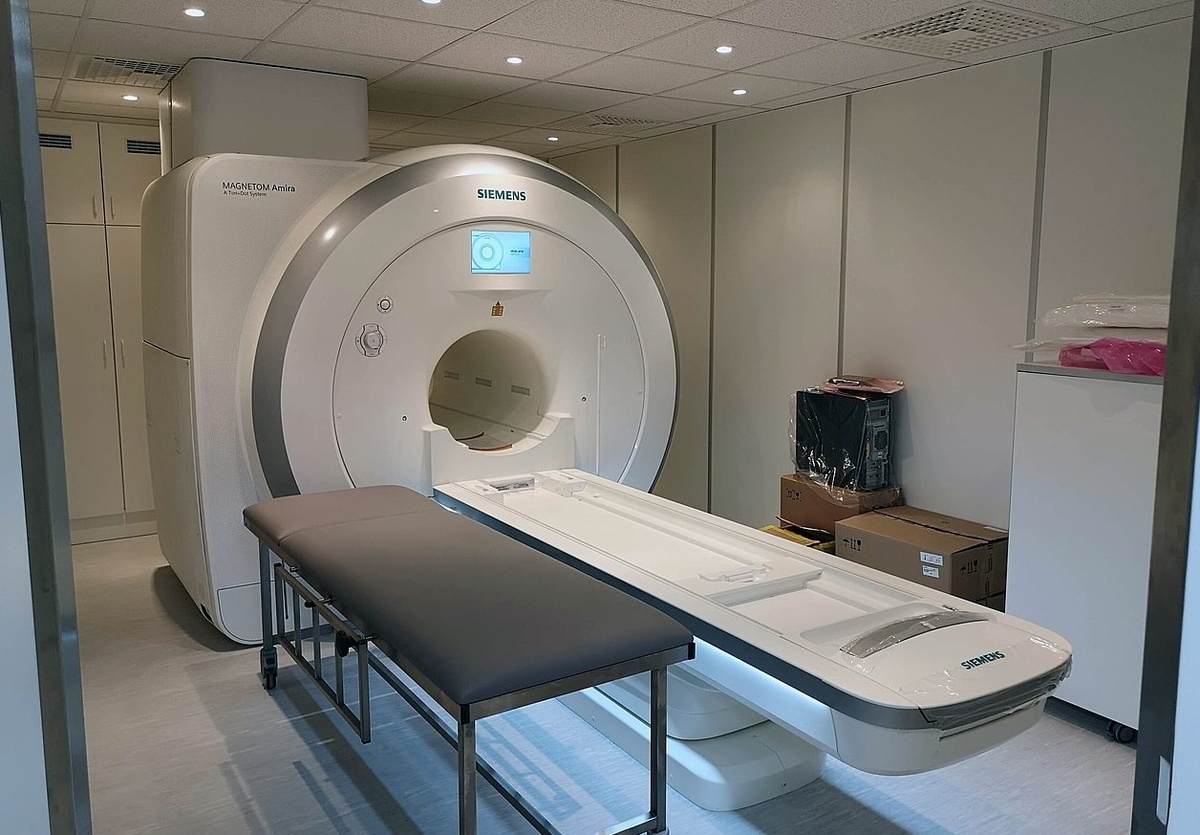    Смартфон в зоне томографа превращается в «снаряд», который может травмировать. Источник изображения: wikimedia.org