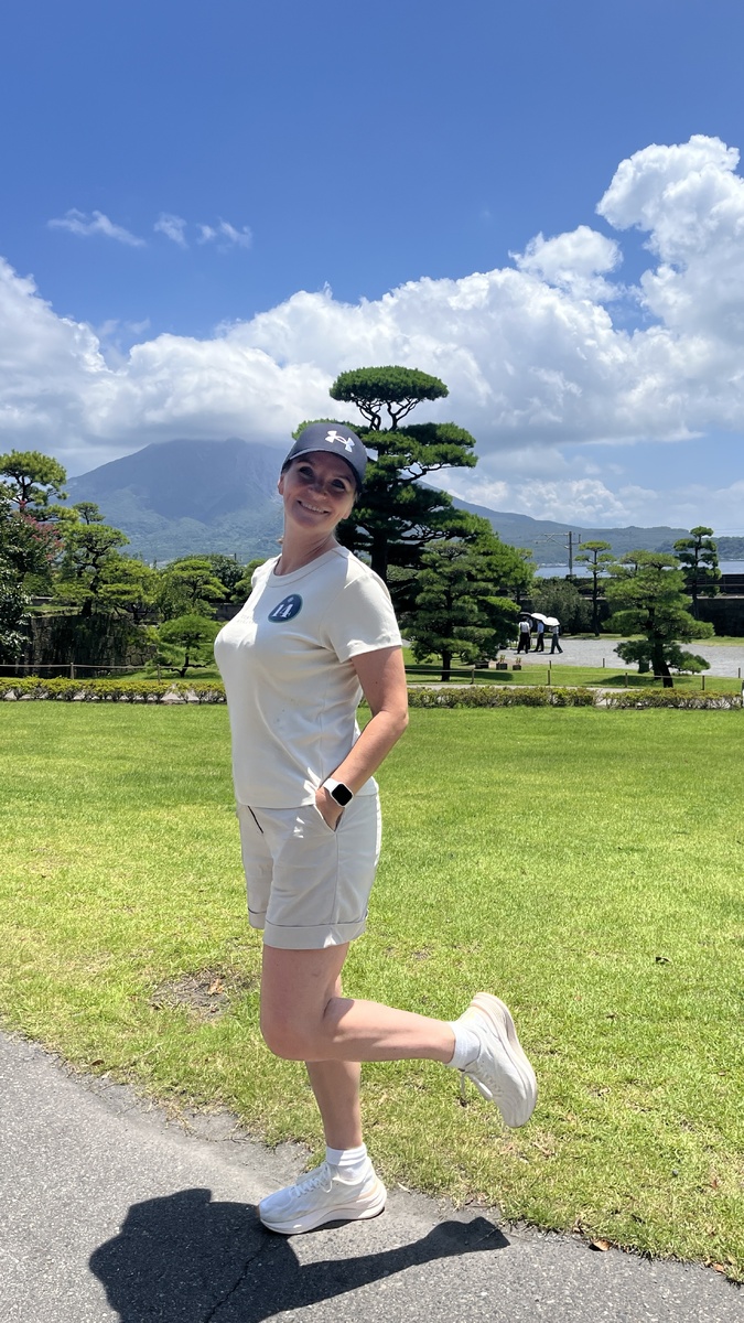 На заднем плане вулкан Сакурадзима