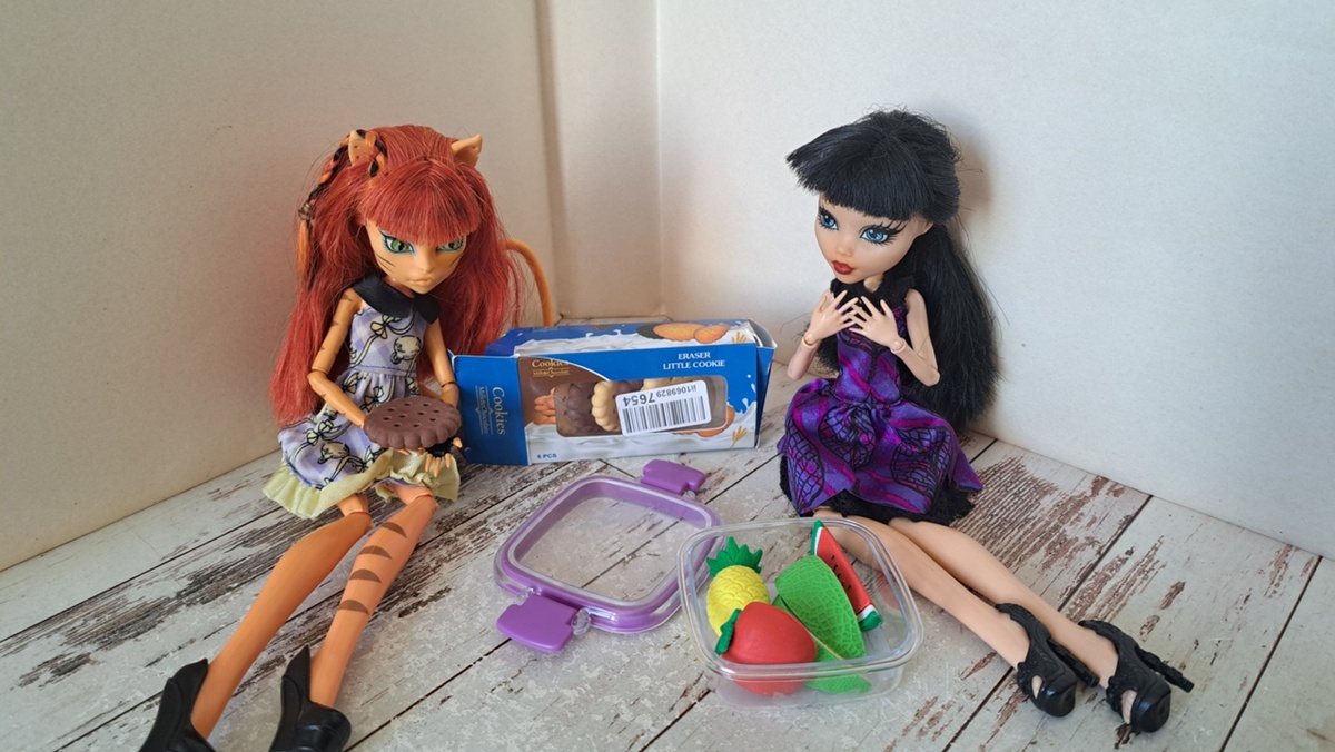 Летом не хочется стоять у плиты - съедим фркты и печенье.