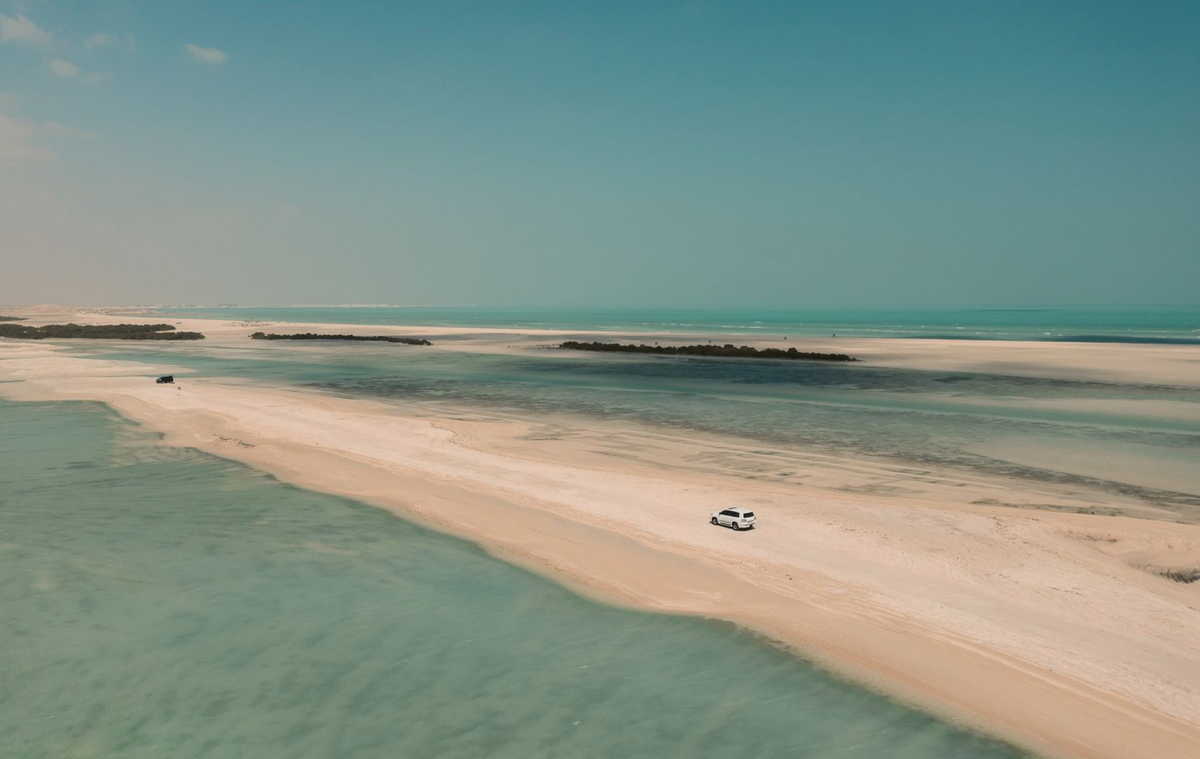 Для тех, кто не отдыхает на курорте, часть пляжа остаётся дикой, без ресторанов, магазинов, туалетов и душевых, поэтому берите с собой воду, еду и всё необходимое для комфортного отдыха. Фото: Visit Qatar