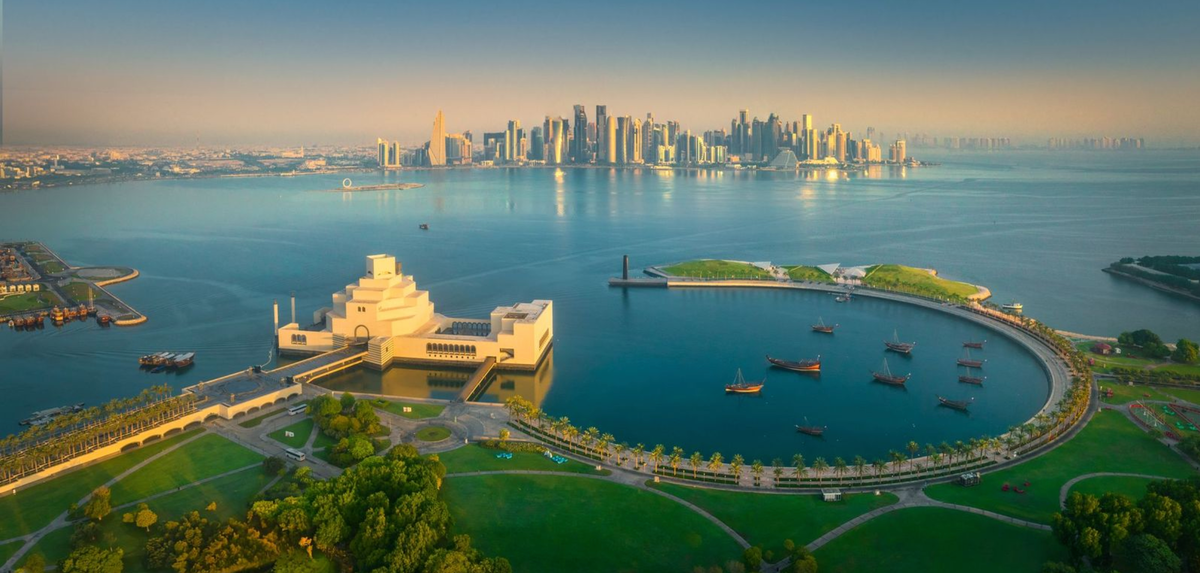 В Дохе с 2011 года начали активно строить небоскрёбы. В настоящее время высотных зданий более 50. Фото: Visit Qatar