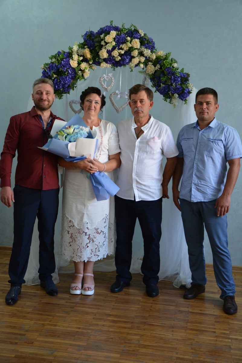 По краям сыновья стоят