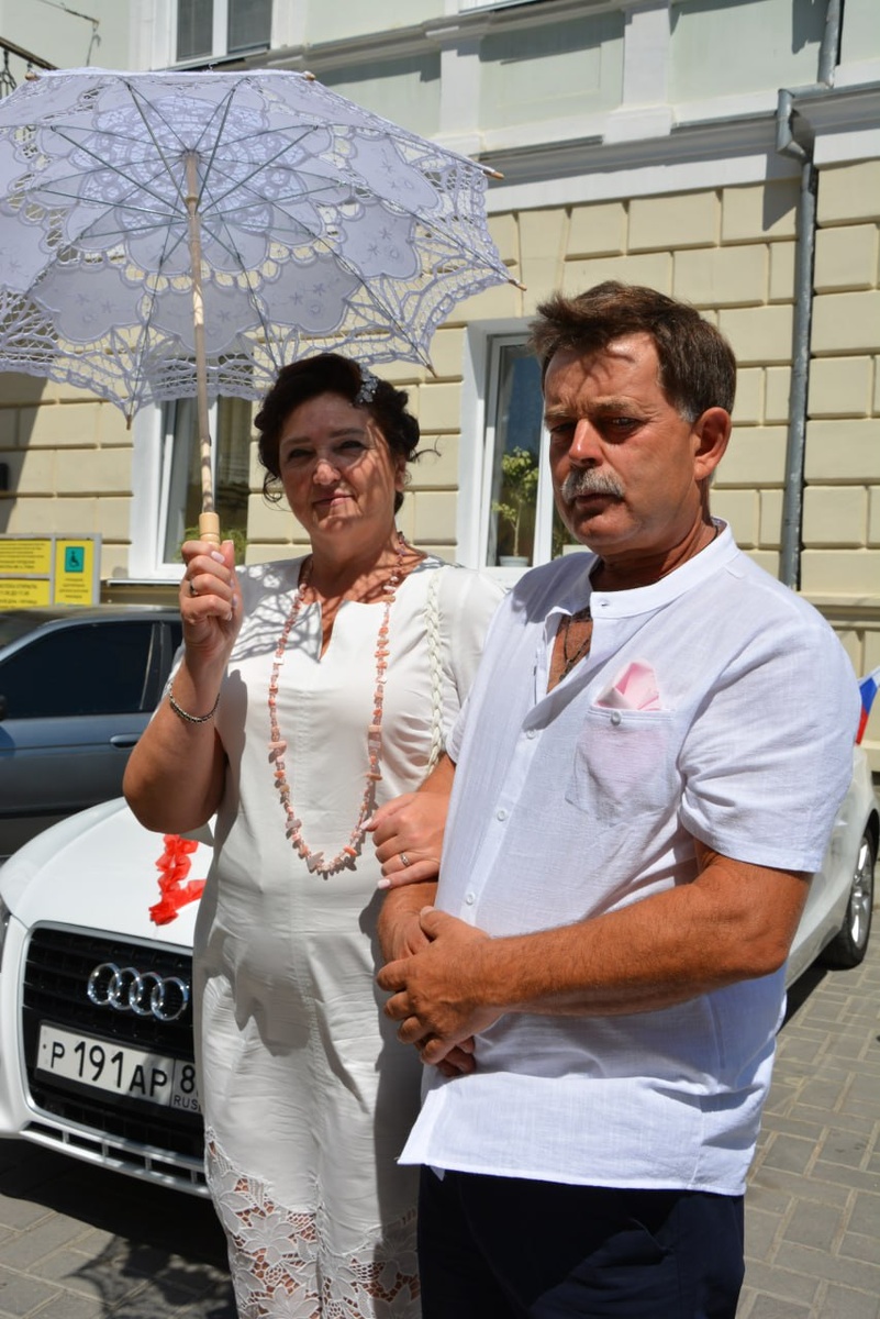 Возле ЗАГСа