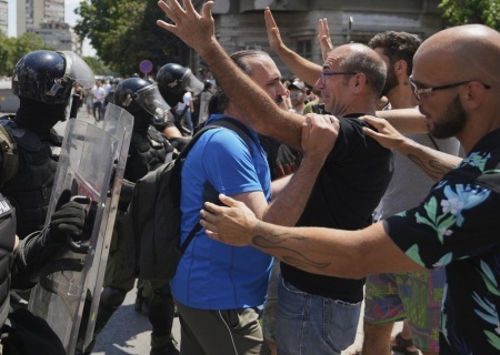    В Сербии пятый день продолжаются антиправительственные протесты, сопровождающиеся стычками