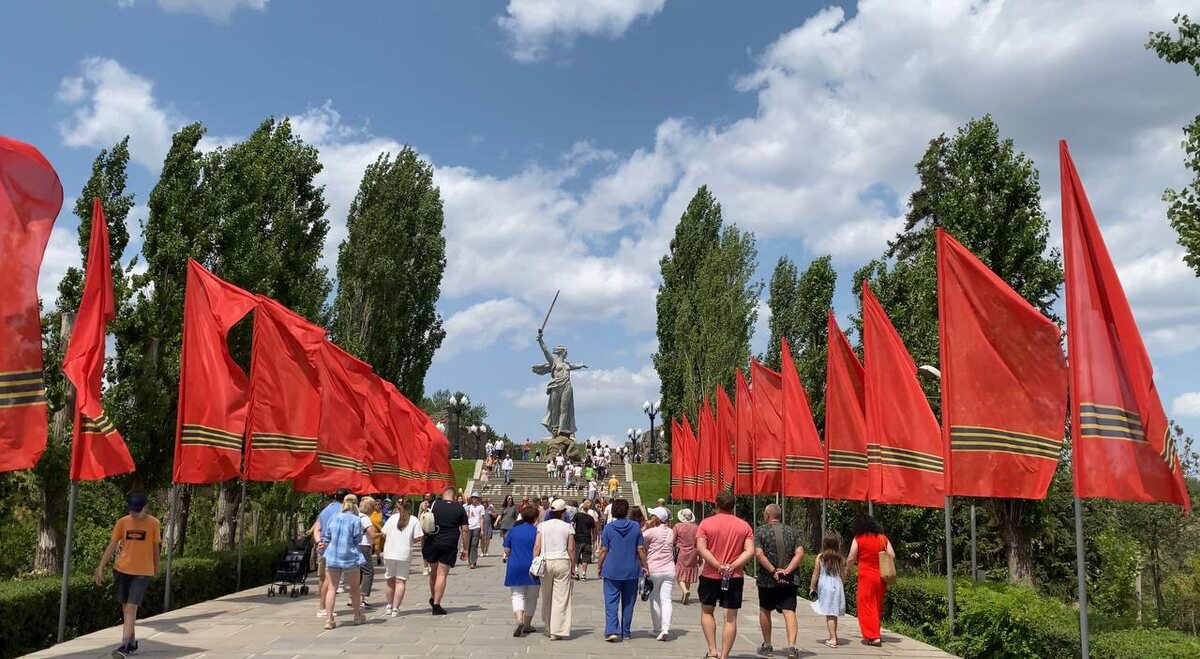 Мамаев курган выглядит грандиозно уже от самой автобусной остановки. Фото из архива автора