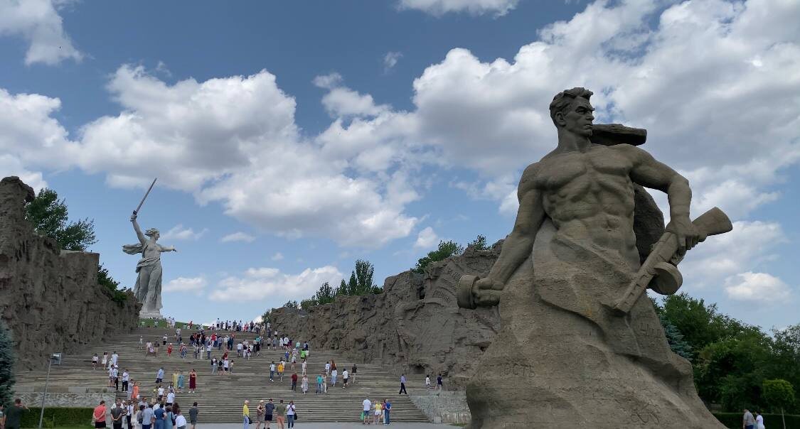 Вас встретит череда памятников: Стоять насмерть, Только вперед, Ни шагу назад, площадь Героев и сама Родина Мать зовет! (все они видны на этом фото) Фото из архива автора