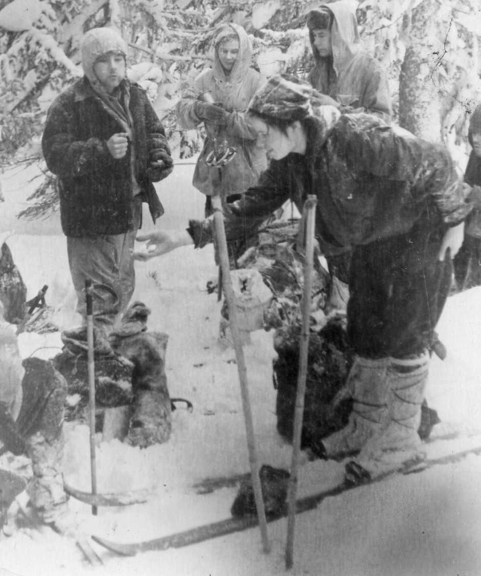 Дятловцы во время перекуса на Ауспии 30 января.