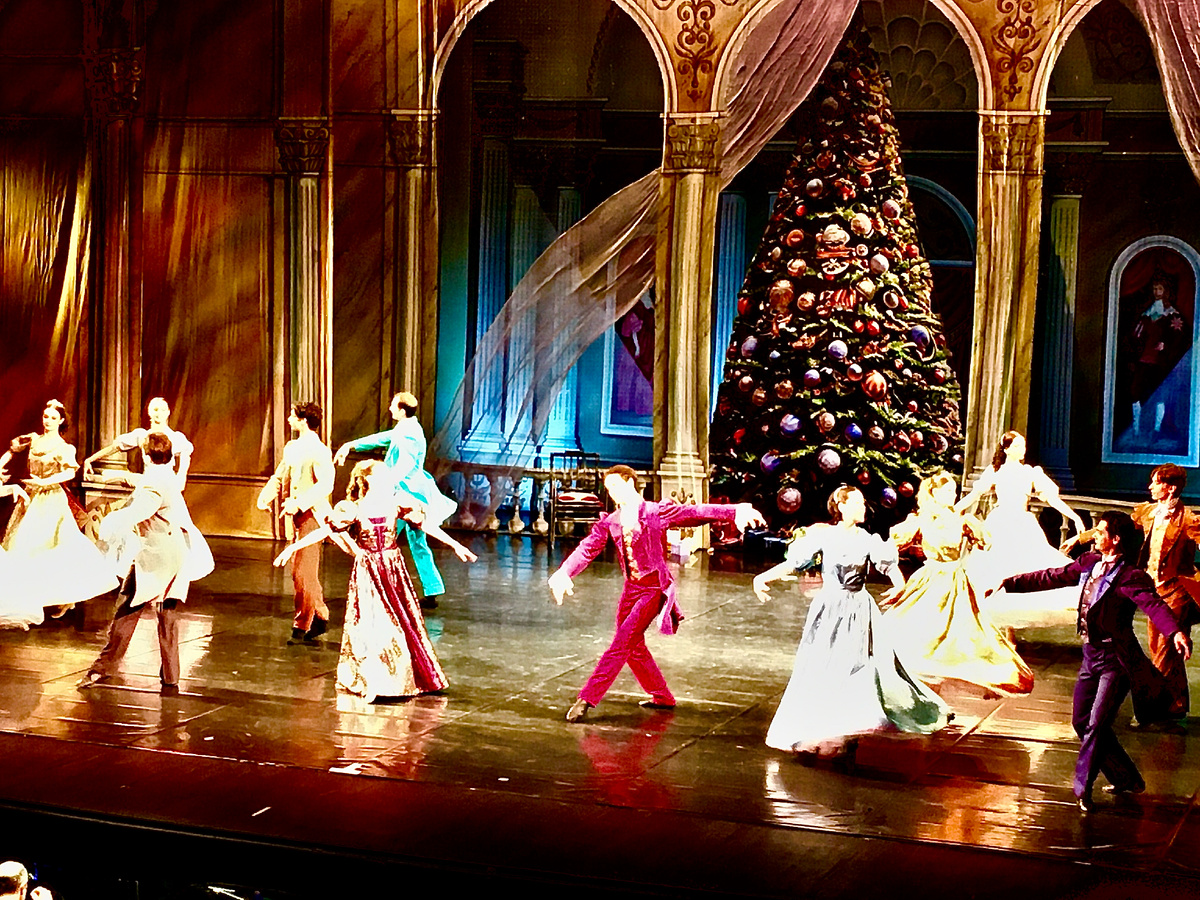Первое действие балета "Щелкунчик". Праздничный вечер в доме Штальбаумов